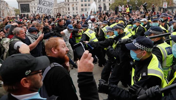 İngiltere’de karantina protestosuna polis müdahalesi
