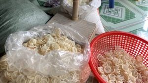 Vietnam’da yeni gibi satılmak üzere olan 320 bin kullanılmış prezervatif ele geçirildi