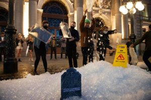 Tecridi protesto eden bar çalışanları İskoç Parlamentosu’nun önüne “buz” döktü