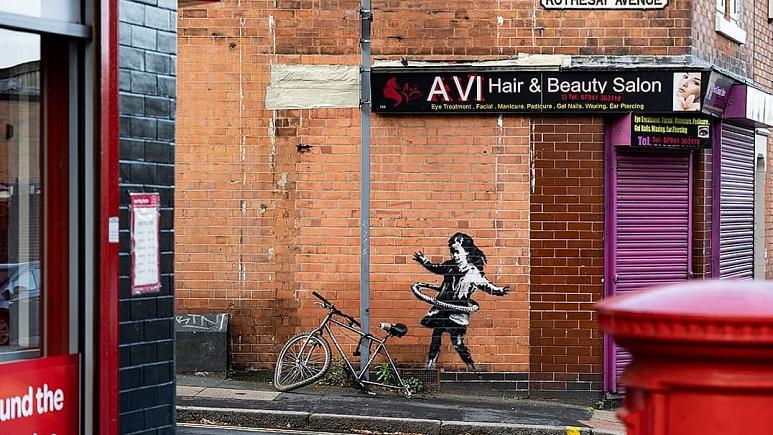 Banksy Nottingham’da yaptığı bir grafiti ile geri döndü