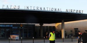 Londra’ya gitmek üzere 5 Kıbrıslı Türk, Baf Havalimanı’nda sigara kaçakçılığından tutuklandı