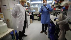 İngiltere’de Covid-19 aşısıyla ilgili çalışmaları istihbarat ajanları koruyor
