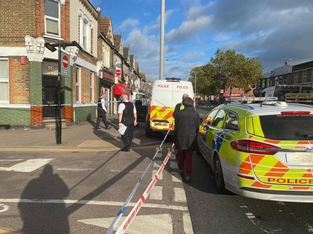 Doğu Londra’da bir adam bıçaklanarak ağır yaralandı