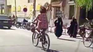 Başörtüsü takmadan bisiklete binen kadını gözaltına aldılar