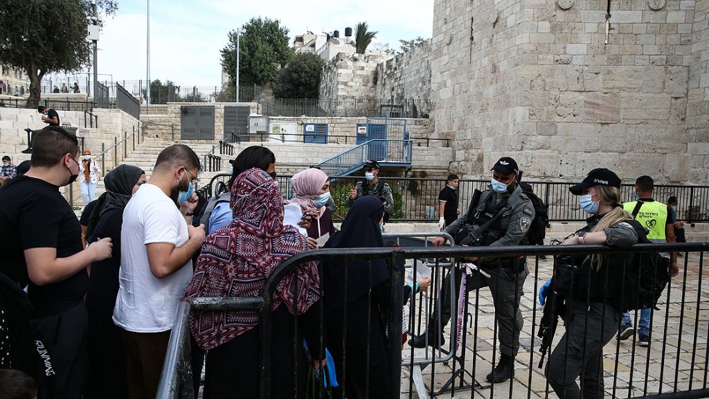 İsrail polisinden Filistinlilerin Mescid-i Aksa’ya girişine engel