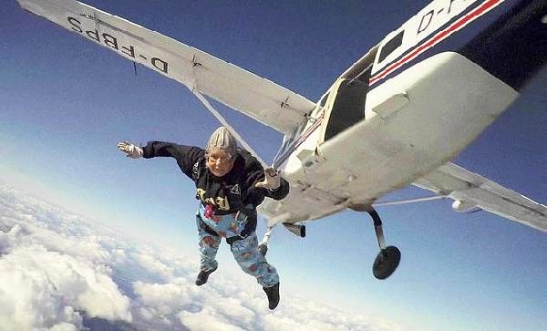 Dünyanın paraşütle atlayan en yaşlı kişisi İngiltere’de öldü