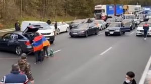 Fransa’da Ermeni protestocular otoyolu kapatarak, işe giden Türklere saldırdı: 5 yaralı