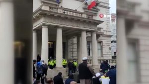 Fransa Cumhurbaşkanı Macron Londra’da protesto edildi