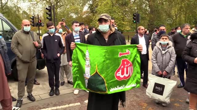 Fransa’nın İslam karşıtı tutumu İngiltere’de protesto edildi