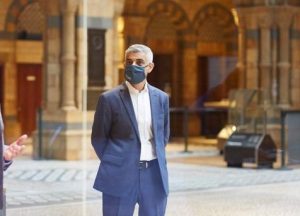 Khan, hükümete ‘yüz maskesi takmak için ulusal gerekliliği geri getirme’ çağrısında bulundu