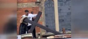 Londra’da kiliseye saldırı