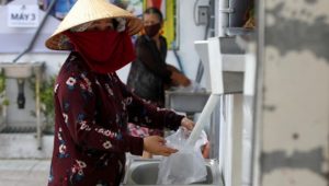 Vietnam’da Coronavirüs nedeniyle işsiz kalanlar için pirinç ATM’si icat edildi