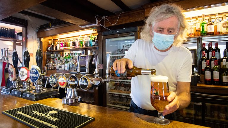 İngiltere’de içkili eğlence mekanları, kapatılmaları durumunda yargıya başvurmayı düşünüyor