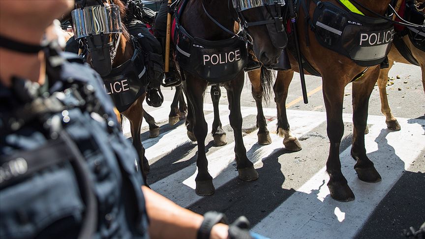 ABD’de atlı polislerin kelepçeyle arkalarında yürüttüğü siyahiden 1 milyon dolarlık dava