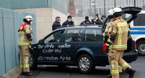 Merkel’in ofisine ‘Çocuk katilleri’ yazılı araba ‘çarptı’