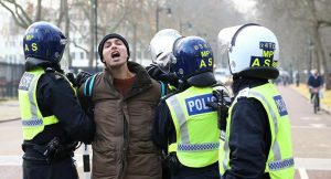 İngiltere’deki Kovid-19 önlemleri karşıtı gösteride en az 150 kişi gözaltına alındı