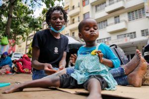 Kenya’da evsiz annelerinden çalınan bebekler karaborsada satılıyor
