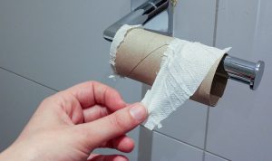 İngiltere’de karantina öncesi  halk tuvalet kağıdına akın etti