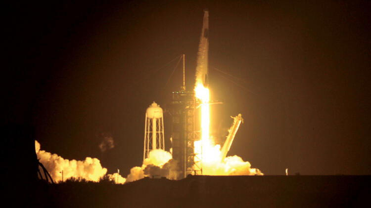 SpaceX’in mürettebatlı uzay yolculuğu başladı