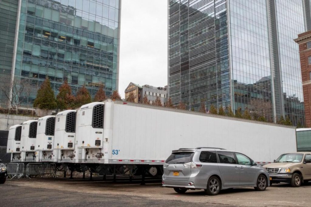 New York’ta koronavirüsten ölen kişilerin cesetleri yaklaşık bir yıldır kamyonlarda bekliyor