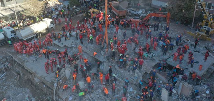 İzmir’deki depremde hayatını kaybedenlerin sayısı 62’ye yükseldi
