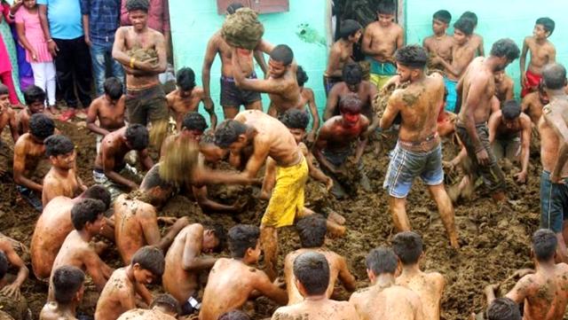Hindistan’da halk, inek dışkısını yüzlerine sürüp kartopu gibi birbirlerine atarak eğlendi
