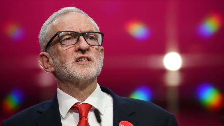 İngiltere’de İşçi Partisinin eski lideri Corbyn partinin parlamento grubuna katılamayacak