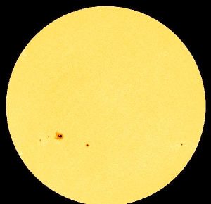 NASA, Güneş yüzeyinde Dünya’dan büyük ‘güneş lekeleri’ görüntüledi