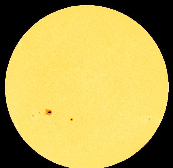 NASA, Güneş yüzeyinde Dünya’dan büyük ‘güneş lekeleri’ görüntüledi