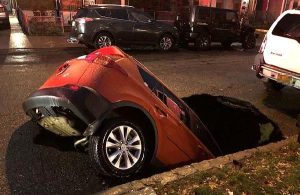 New York’un ortasında çukur oluştu, park halindeki araç içine düştü