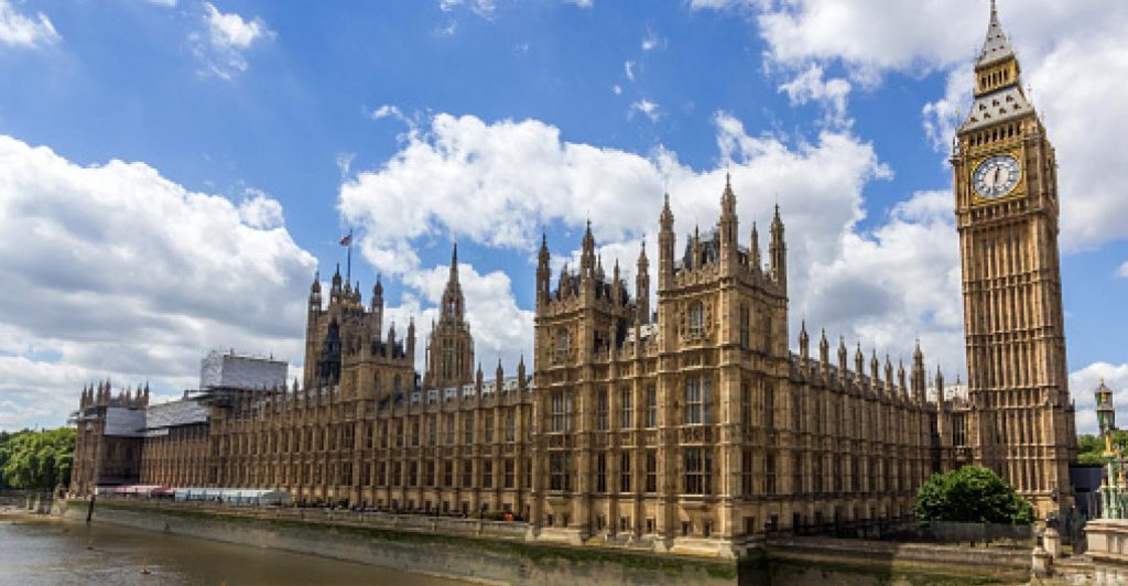 İngiliz Parlamentosu, Covid-19’la mücadele kapsamında hükümetin karantina kararını onayladı