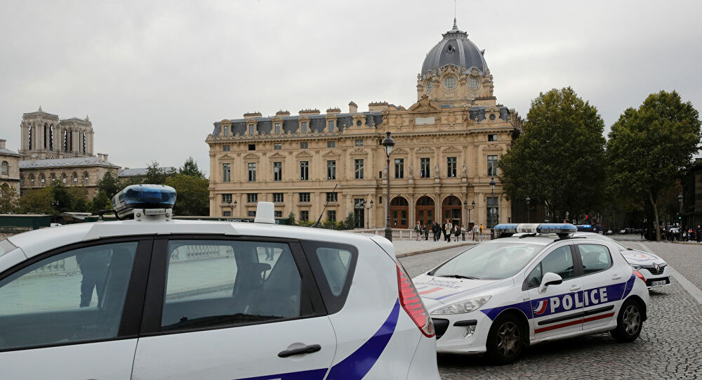 Paris’te eşini rehine alan adam eşini öldürüp intihar etti