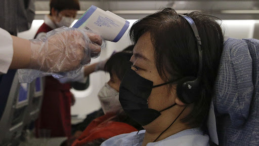 Çin’de uçuş personeline koronavirüsten korunmak için tuvalete gitmek yerine, bez takmaları önerildi