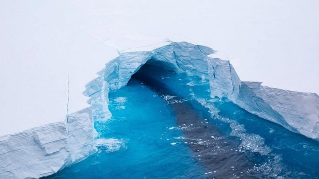 İngiliz donanması Atlantik Okyanusu’nda yüzen en büyük buzulu görüntüledi