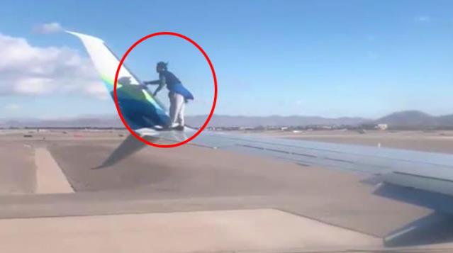 ABD’de bir kişi, kalkış yapmaya hazırlanan uçağın kanadına tırmandı