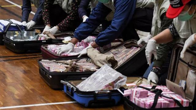 Endonezya’da koronavirüs yardım fonunda yolsuzluğa karışan bakan bavullar dolusu parayla teslim oldu