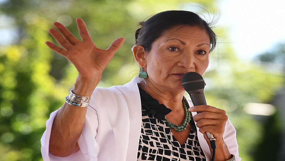 Biden’ın İçişleri Bakanı yerli Amerikalı Debra Haaland olacak