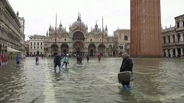 İtalya olumsuz hava koşullarına teslim oldu: 1 ölü