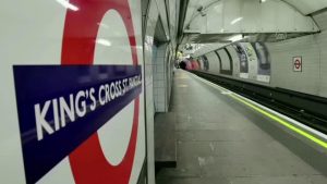 Londra’da, Covid-19 önlemleri nedeniyle metro ve tren istasyonlarına sessizlik hakim