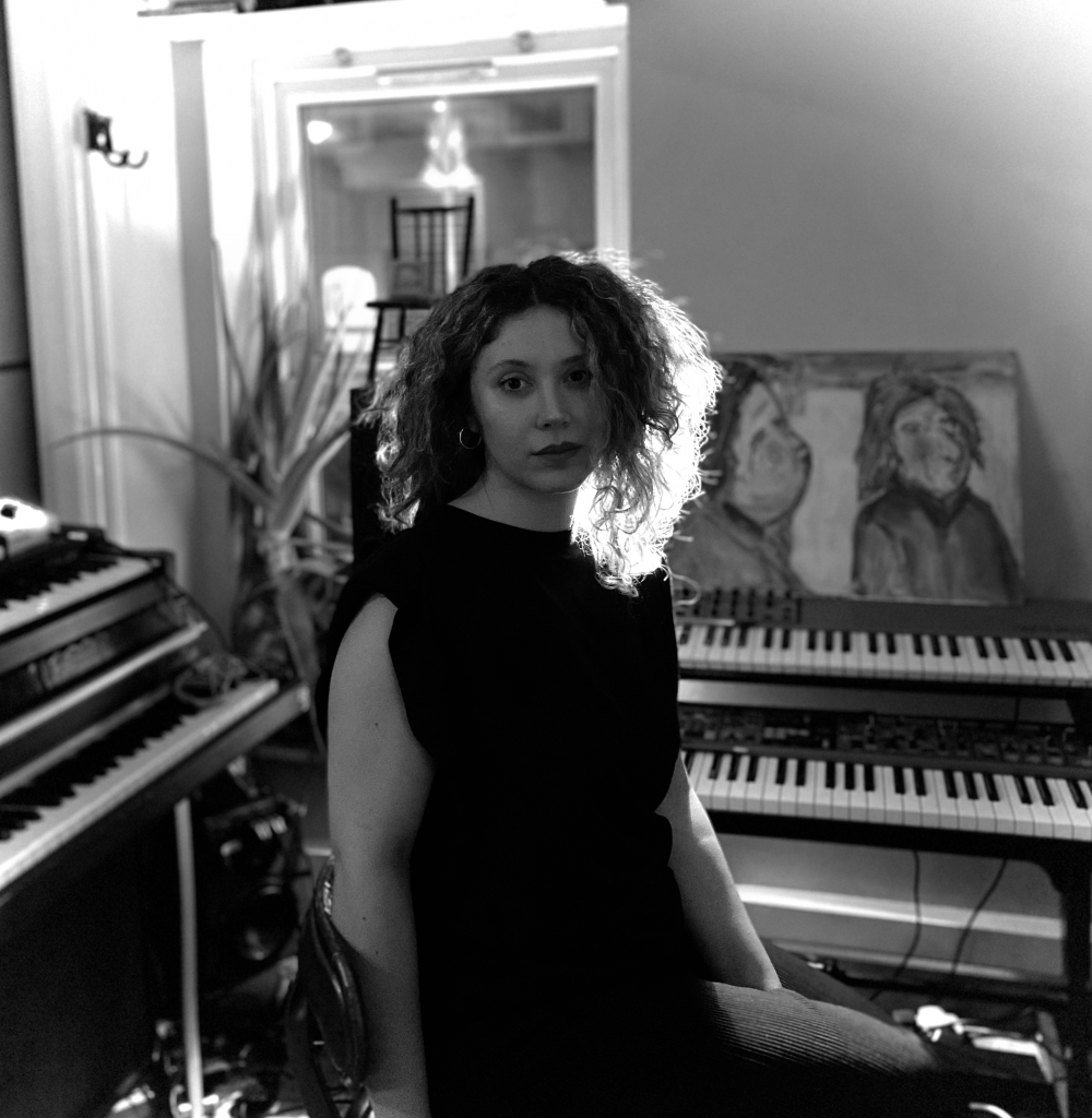 Londralı müzisyen Sezin Angelova’nın yeni şarkısı ‘Simya’ yayınlandı
