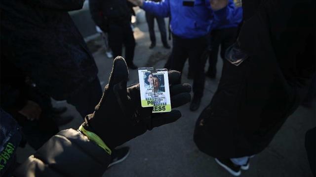 Türk gazeteci, Amerika’daki korona kısıtlamalarına karşı yapılan gösteride saldırıya uğradı