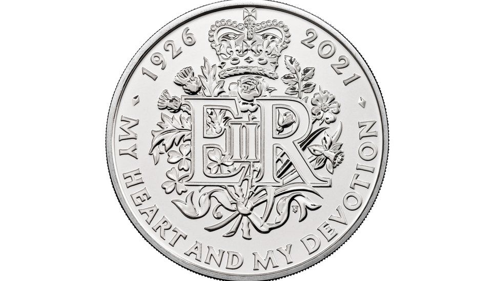 Kraliçe’nin 95. doğum gününü kutlamak için yeni £5 demir para