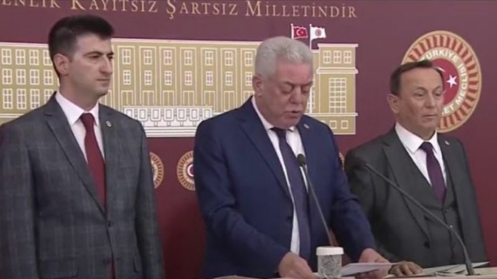 CHP’li üç vekil partiden istifa etti