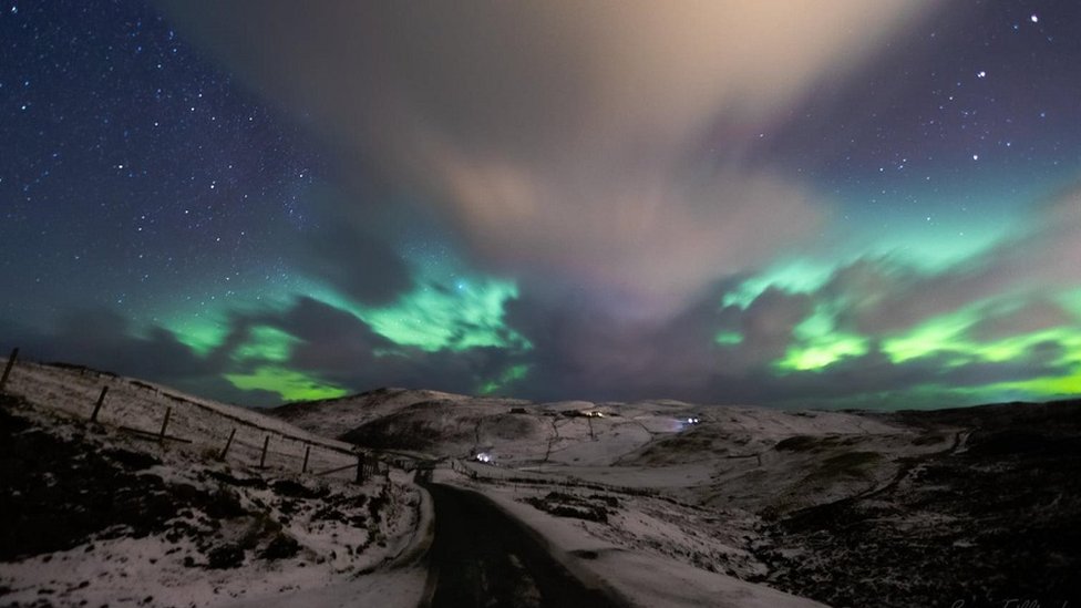 Kuzey Işıkları, İskoçya’da gökyüzünü yeşil, mor ve mavinin tonlarına boyadı