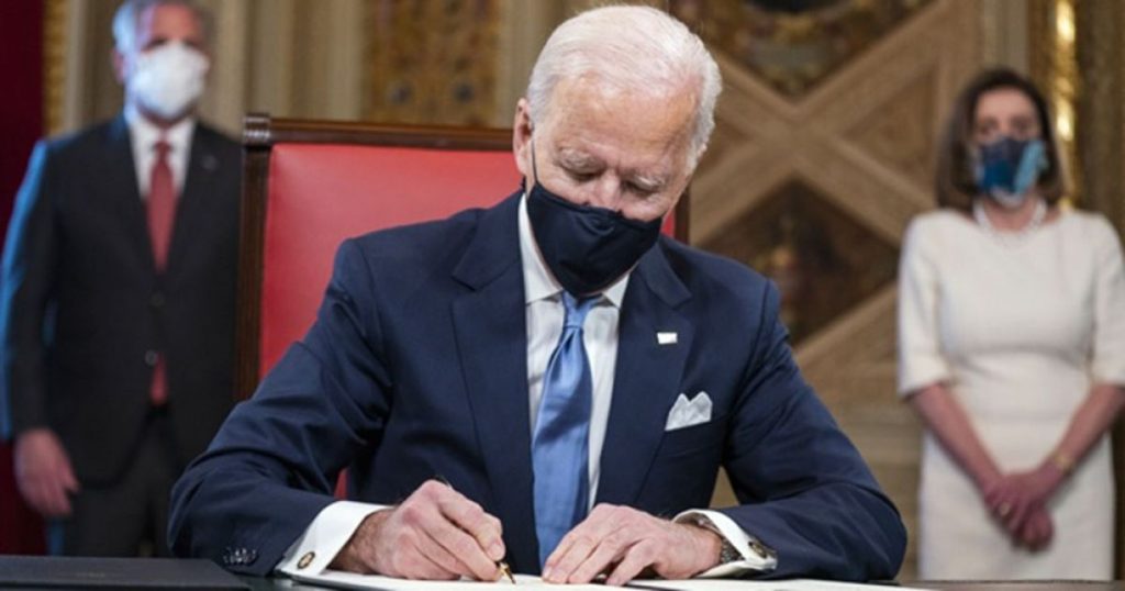 Joe Biden, başkan olarak ilk imzasını attı