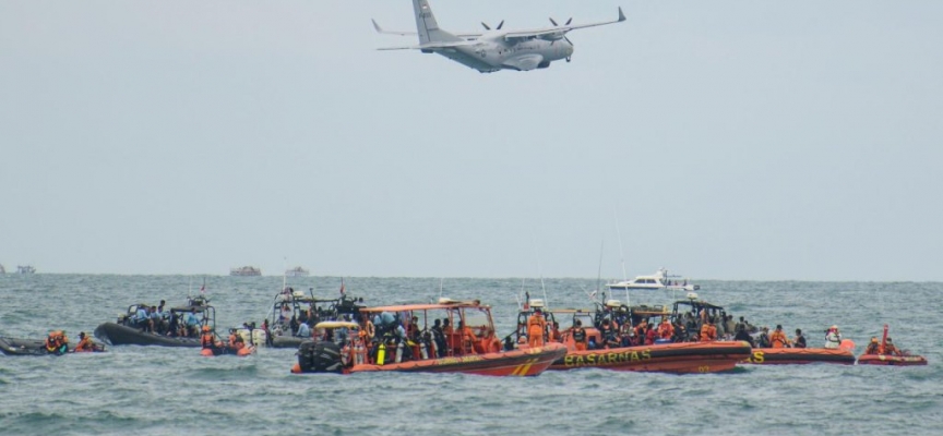Endonezya’da düşen yolcu uçağı enkazını arama çalışmaları sürüyor