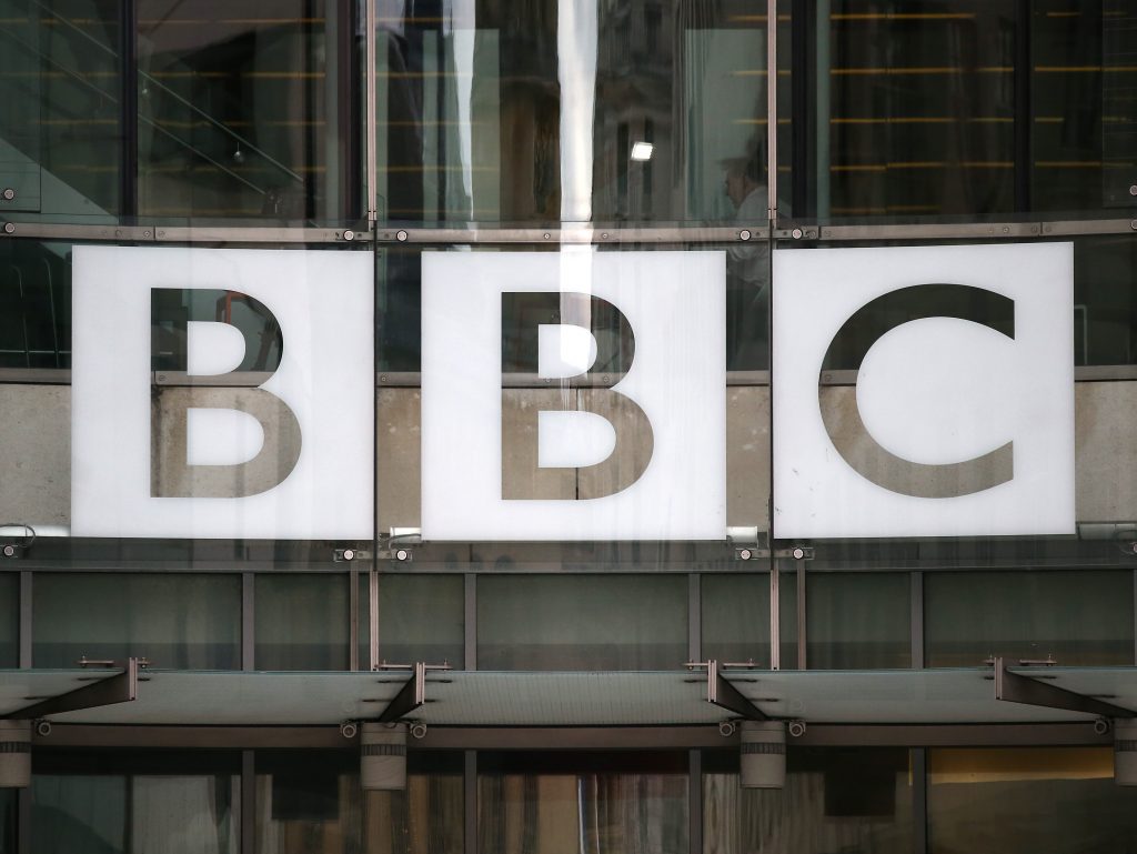 İngiltere’de BBC personeli sosyal mesafe ölçer cihazı takacak