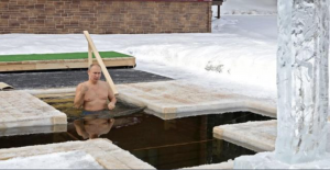 Rusya lideri Putin, dondurucu soğukta buz gibi suya girdi