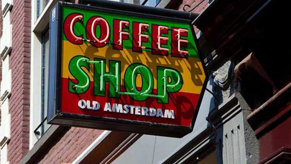 Amsterdam Belediyesi esrar satan kafelere yabancı turistlerin girişini yasaklamaya hazırlanıyor