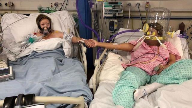 İngiltere’de COVID-19 hastası kadın oksijen maskesini çıkararak kızlarıyla vedalaştı